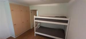 Una cama o camas cuchetas en una habitación  de Huoneisto Koppelo