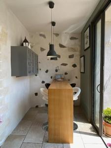 uma casa de banho com 2 WC e um lavatório em Maison de ville entre amis ou en famille em Castelnau-le-Lez