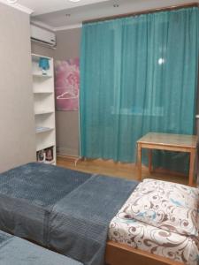 Una cama o camas en una habitación de Двухкомнатная квартира в Пицунде