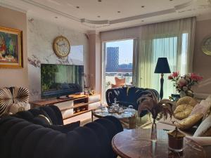 sala de estar con sofás y TV en Top Luxury Tirana, en Tirana