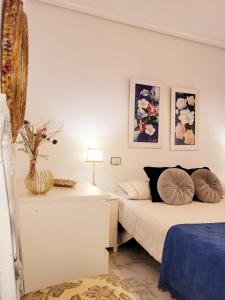 ein Schlafzimmer mit einem Bett mit zwei Kissen darauf in der Unterkunft Casa Rural El Cornijal - Piscina Privada in San Javier