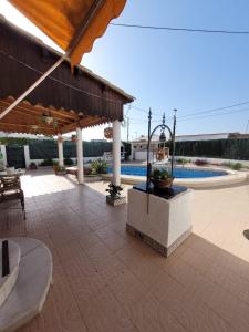 un patio al aire libre con una fuente y una piscina en Casa Rural El Cornijal - Piscina Privada en San Javier