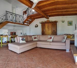 史塔菲洛斯的住宿－Villa Myrto - Beautiful see-view villa，客厅配有沙发,房间设有木制天花板
