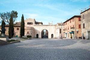 an empty street with an arch in a building at Loft del porto in Fano