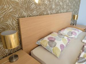 Een bed of bedden in een kamer bij Club218 Wellness Apartments