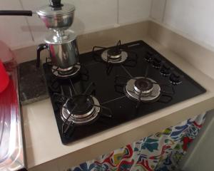 a stove top with a pot on top of it at Casa do Bueno in Teresina de Goias