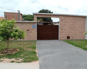 eine Auffahrt, die zu einem Haus mit einer Garage führt in der Unterkunft Casa do Bueno in Teresina de Goias