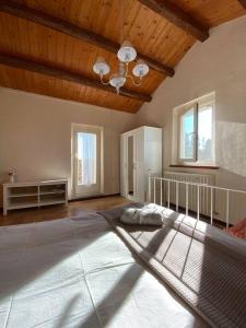 1 dormitorio con cama y techo de madera en Villa Ginevri, La casa vacanze immersa nel verde, en Mondavio