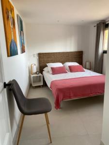 ein Schlafzimmer mit 2 Betten und einem Stuhl darin in der Unterkunft Villa Gisele in Tamariu + 17 Fotos