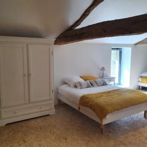 Rúm í herbergi á Cottage chaleureux dans un Domaine d'exception