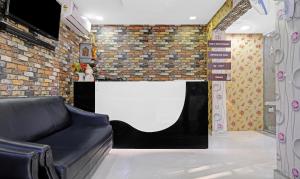 une salle d'attente avec un canapé et un écran blanc dans l'établissement Itsy By Treebo - Raj Resort, Calangute, à Calangute