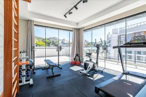 un gimnasio con equipo cardiovascular y una gran ventana en WI-FI 300MB | 400m da UFSC #CARV01 en Florianópolis