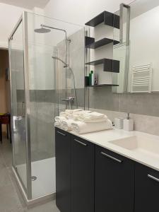 a bathroom with a glass shower and a sink at Casa Nonna Lina in Sommariva del Bosco