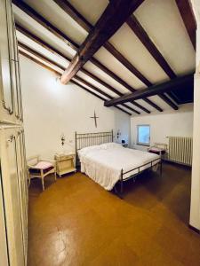 una camera con un letto e una croce sul muro di B&B Casanonni Borgo Angeli a Mantova