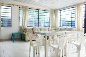 sala de estar con mesa blanca y sillas en Casa Quinta Villa Carolita, en Melgar