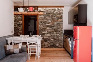 kuchnia i salon ze stołem i krzesłami w obiekcie Residence Kalipè w mieście Alagna Valsesia