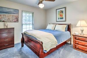 Tempat tidur dalam kamar di Savannah Escape about 11 Mi to Historic District!