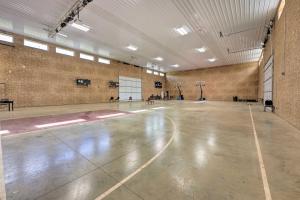 um ginásio vazio com um campo de basquetebol num edifício em Cassopolis Cabin, Little Fish Lake On-Site! em Cassopolis