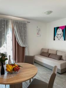 Villa ARINA في توسيبي: غرفة معيشة مع طاولة وأريكة