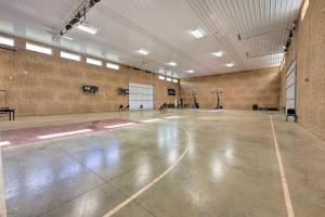 un gimnasio vacío con una cancha de baloncesto en un edificio en Cozy Cassopolis Cabin, Near Parks and Golfing!, en Cassopolis