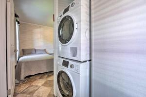 een wasmachine en droger in een kamer met een bed bij Pet-Friendly Cassolopis Escape, Near Lake! in Cassopolis