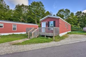 un edificio rojo con porche y casa en Cassopolis Cabin with On-Site Fishing Pier!, en Cassopolis