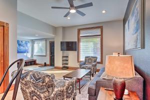 a living room with furniture and a ceiling fan at Updated Denver Townhome Less Than 1 Mi to St Josephs in Denver