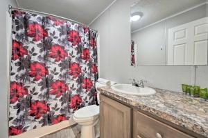 La salle de bains est pourvue de toilettes et d'un rideau de douche. dans l'établissement Cassopolis Escape, Near Stevens Memorial Park, à Cassopolis