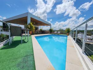 a swimming pool on the roof of a house at MIRADORES DEL PARAISO in Doradal