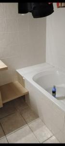 La salle de bains est pourvue d'une baignoire blanche. dans l'établissement cerbere terrimbo, à Cerbère