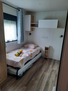 En eller flere senge i et værelse på Mobil home neuf, tout confort, aux Dunes de Contis + 22 billeder