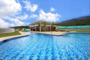 a large swimming pool in front of a building at Villa Campestre Lago Calima in Calima