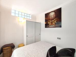 una camera da letto con un letto e un dipinto sul muro di Sea view Nice apartament in Ocean View ad Adeje