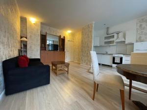 un soggiorno con un divano blu e un tavolo di Dictumfactum Old Town - Suur Karja a Tallinn