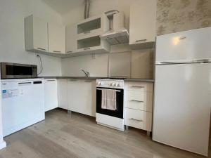 una cucina con elettrodomestici bianchi e frigorifero bianco di Dictumfactum Old Town - Suur Karja a Tallinn Altre 19 foto