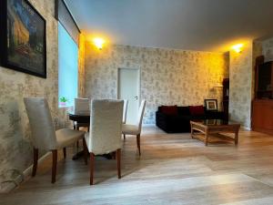 un soggiorno con tavolo, sedie e divano di Dictumfactum Old Town - Suur Karja a Tallinn
