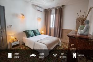 une chambre d'hôtel avec un lit et une fenêtre dans l'établissement Centre Historique -FREE Parking-WIFI-NETFLIX-ZEN&COSY-SLEEPNTRIPBEZIERS, à Béziers