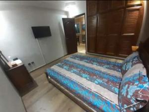 - une chambre avec un lit dans l'établissement Résidence diamant vert 7 sidi Bouzid, à Sidi Bouzid