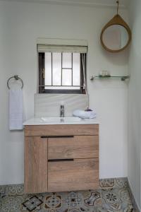 bagno con lavandino e finestra di Fairy Knowe Hotel a Wilderness