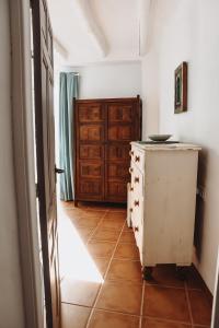 een keuken met een kast en een tegelvloer bij Lake room Iznajar in Iznájar