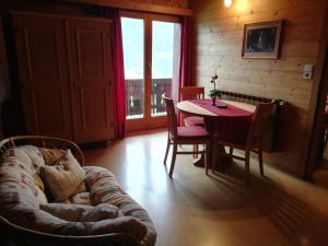 salon z kanapą i stołem w obiekcie Biobauernhof Klaushof w mieście Bischofshofen