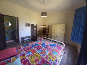 Tempat tidur dalam kamar di Cabana na Serra do Itaqueri com fogão a lenha e churrasqueira