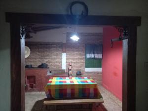 una camera con un tavolo colorato di Cabana na Serra do Itaqueri com fogão a lenha e churrasqueira a Itirapina