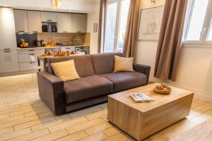 a living room with a couch and a coffee table at Centre Historique -FREE Parking-WIFI-NETFLIX-ZEN&COSY-SLEEPNTRIPBEZIERS in Béziers