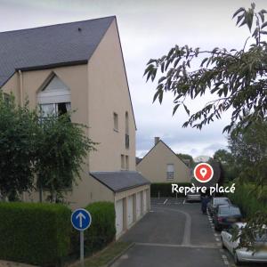 ウイストルアムにあるHeima, appartement cocoon à 500m de la plageの目の前の道標のある家 +9枚の写真