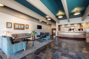 a lobby with couches and a waiting room at Best Western Turquoise Inn & Suites in Cortez