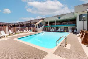 una piscina en un hotel con sillas y un edificio en Best Western Turquoise Inn & Suites, en Cortez