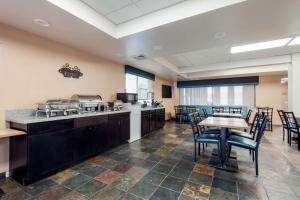 eine Cafeteria mit einem Tisch und Stühlen sowie eine Küche in der Unterkunft Best Western Turquoise Inn & Suites in Cortez