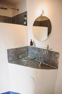 een badkamer met een wastafel en een spiegel bij Lake room Iznajar in Iznájar