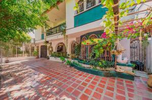 a courtyard of a building with a lot of plants at Hostal Casa Tropicalia in Barranquilla